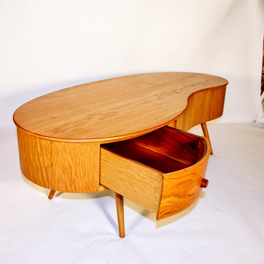 Kidney-shaped coffee table made of light oak wood with a natural light brown finish, part of the mirrorandmist salontafels collection.